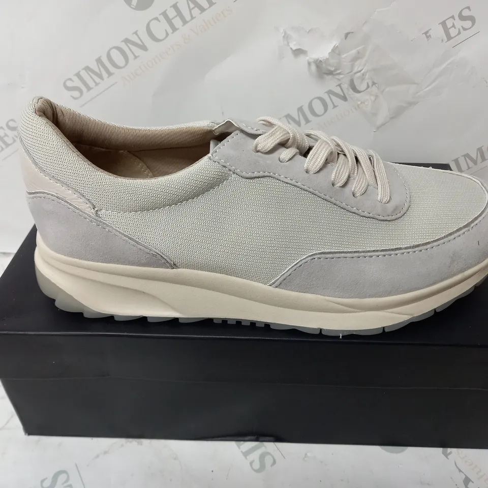 BOXED PAIR OF NATURALIZER PLATFORM TRAINERS IN GREY - SIZE 7