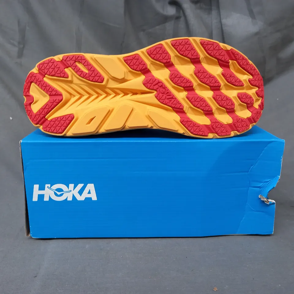 BOXED PAIR OF HOKA CLIFTON 8 SHOES IN LIGHT BLUE/ORANGE UK SIZE 7.5