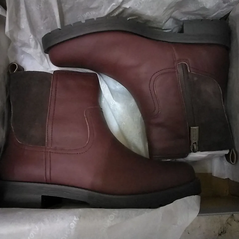 3 SHOE BOXES CONTAINING CLARKS ELAYNE CROSS SAND LEATHER SANDALS SIZE 5, VIONIC ROSE JOJO TRAINERS SIZE 8, VIONIC SCOTCH BRYNN LEATHER SIDE BOOTS SIZE 5 