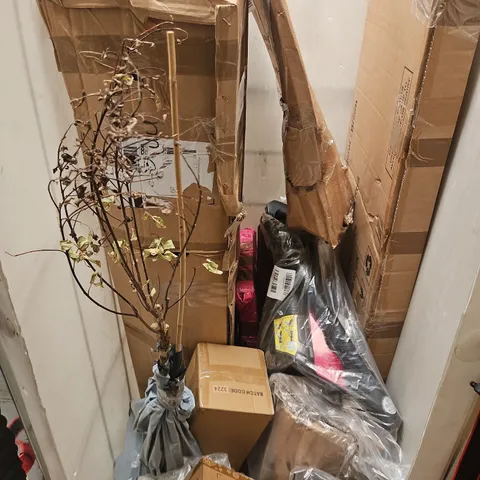 CAGE OF APPROXIMATELY 10 ASSORTED BROKEN ITEMS TO INCLUDE - MIRROR, HOOVER, PLANTS - COLLECTION ONLY