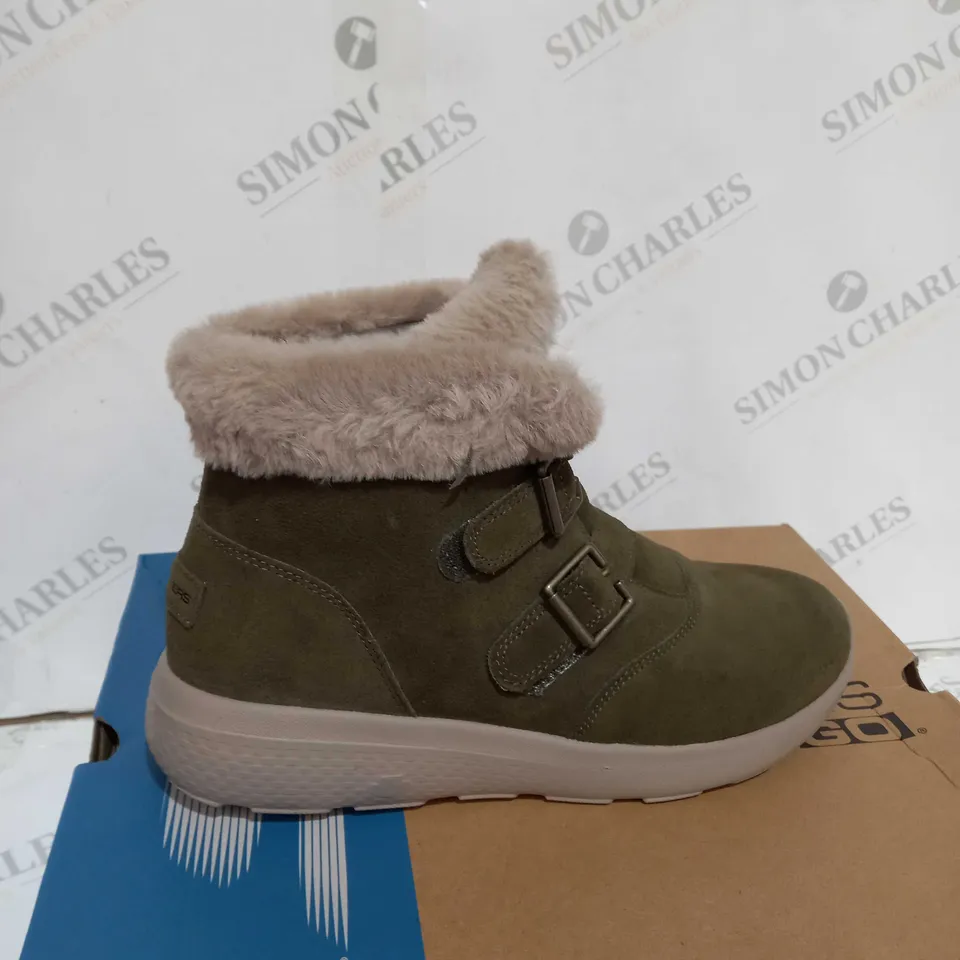 SKETCHERS ON THE GO WINTER FLING BOOT SIZE 7