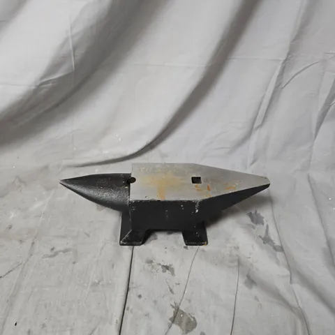 SMALL CAST-IRON ANVIL WITH HORN – WORKSHOP TOOL