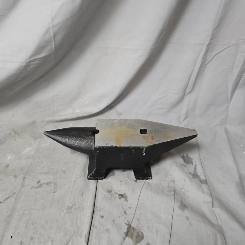 SMALL CAST-IRON ANVIL WITH HORN – WORKSHOP TOOL 