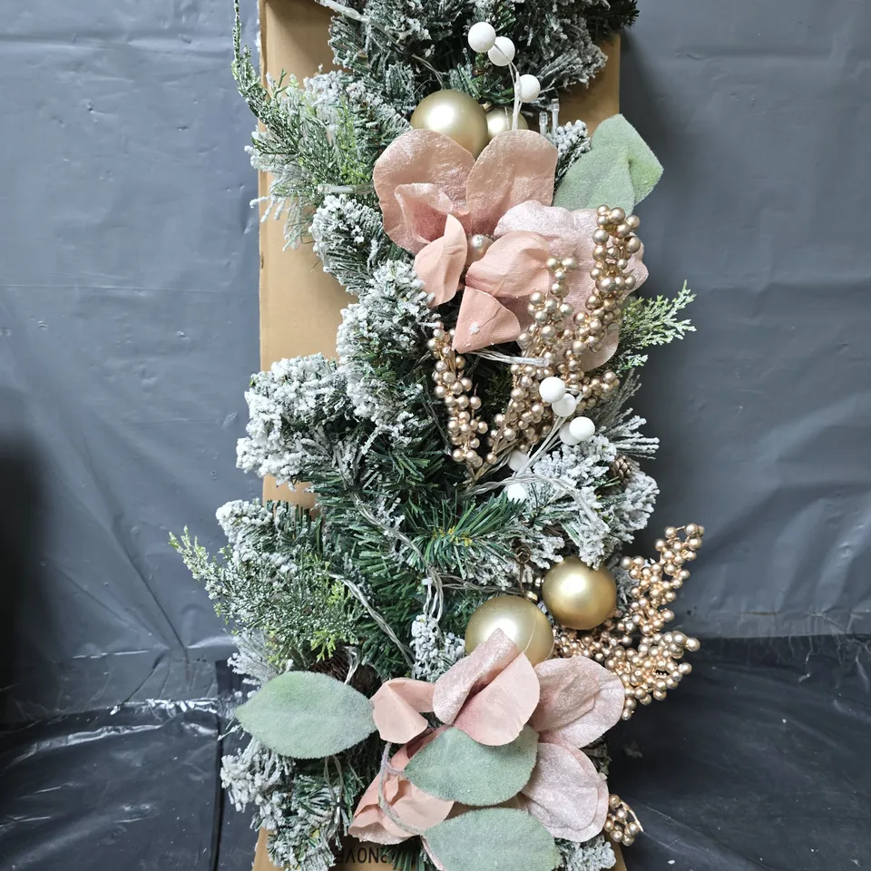 FROSTED PRE-LIT TEARDROP CHRISTMAS WREATH