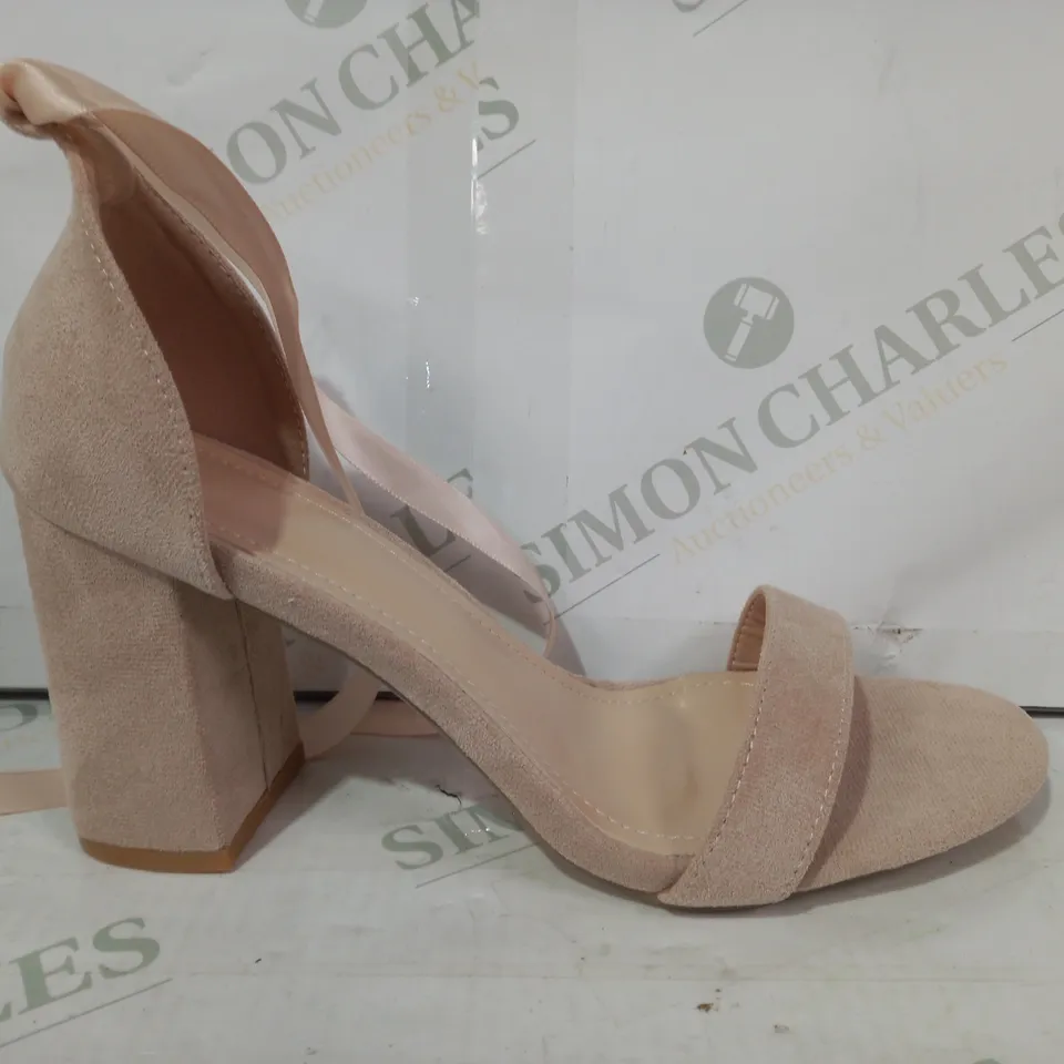 PAIR OF DESIGNER SUEDE OPEN TOE BLOCK HEELS IN BEIGE EU SIZE 40