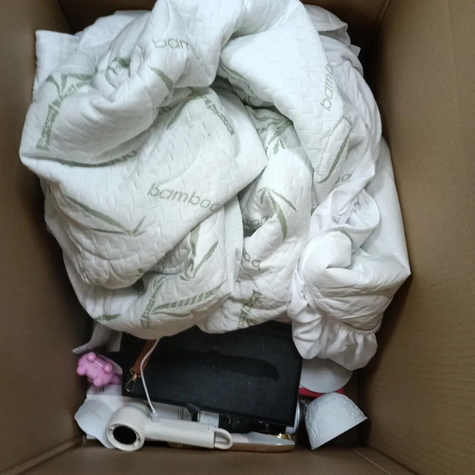 APPROXIMATELY 15 ASSORTED HOUSEHOLD ITEMS TO INCLUDE MATTRESS PROTECTOR, 6 GANG EXTENSION LEAD AND A SUPPORT AND POSTURE VEST