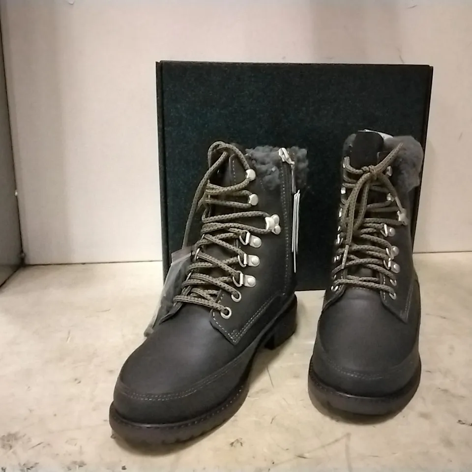 BOXED EMU AUSTRALIA UNISEX BOOTS , GREY , SIZE UK 6 , 4 PAIRS 