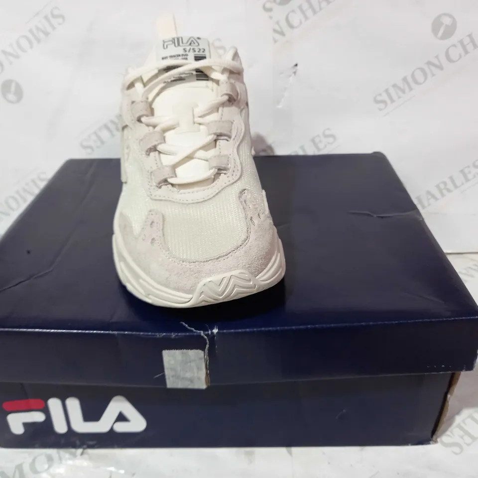 BOXED PAIR OF FILA RAY TRACER EVO TRAINERS IN BEIGE UK SIZE 6
