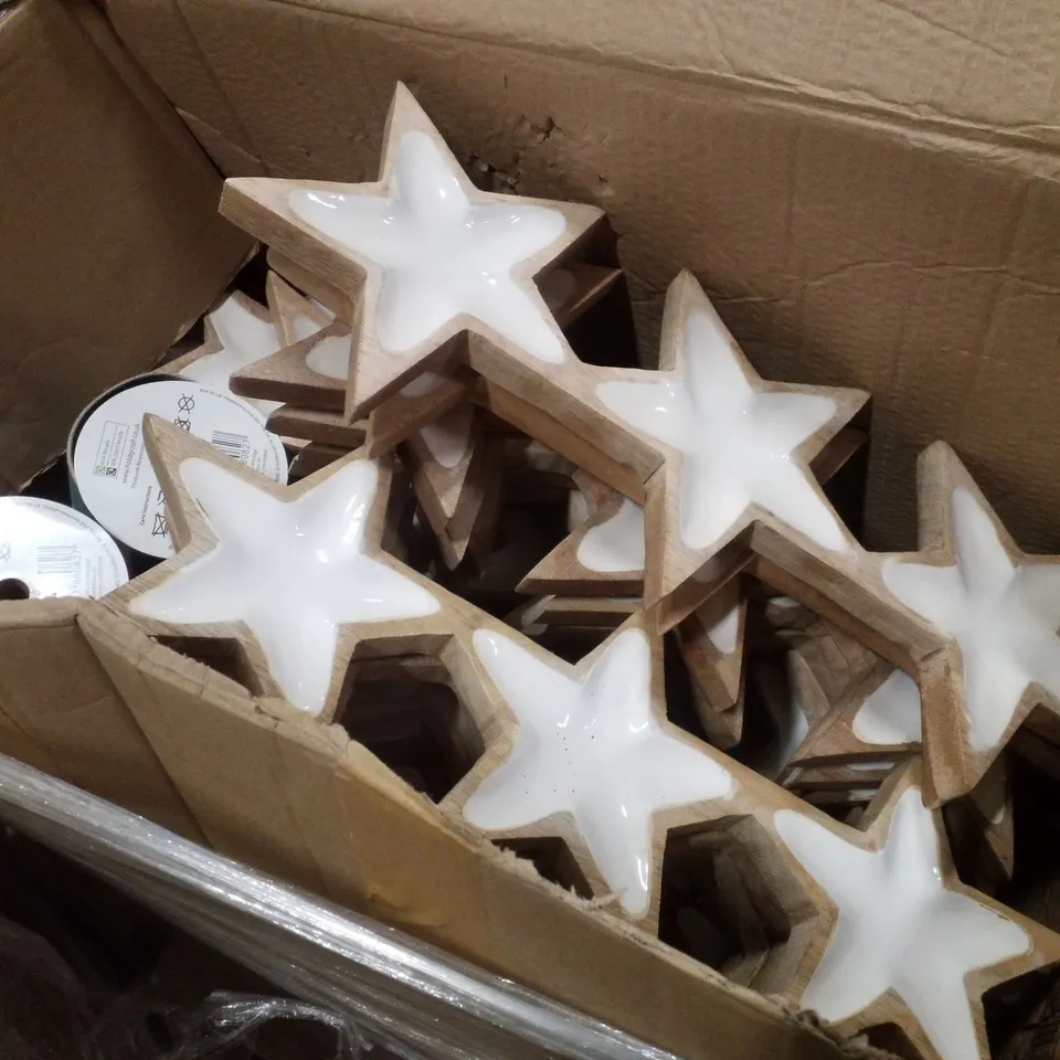 PALLET CONTAINING ASSORTED CHRISTMAS DECORATIONS INCLUDING WOODEN 3 STAR TRAYS, FELT LETTER Q, PLACE MATS, 1000 PIECE JIGSAWS & MACHE DECORATIONS