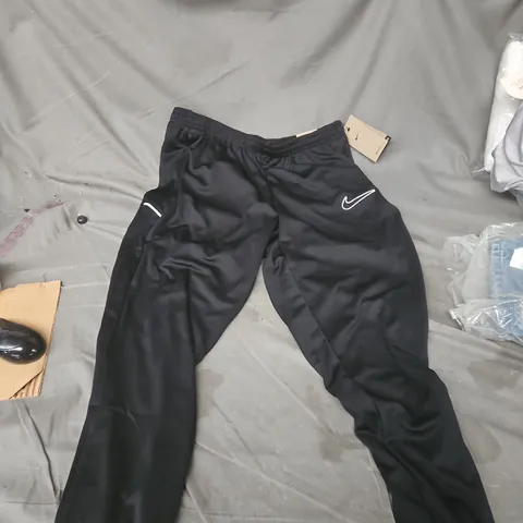 NIKE MEN'S JOGGING BOTTOMS – BLACK, SIZE LG (UK LARGE)