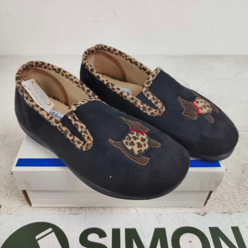 BOXED PAIR OF PADDERS DANDIE SLIPPERS –UK SIZE 5