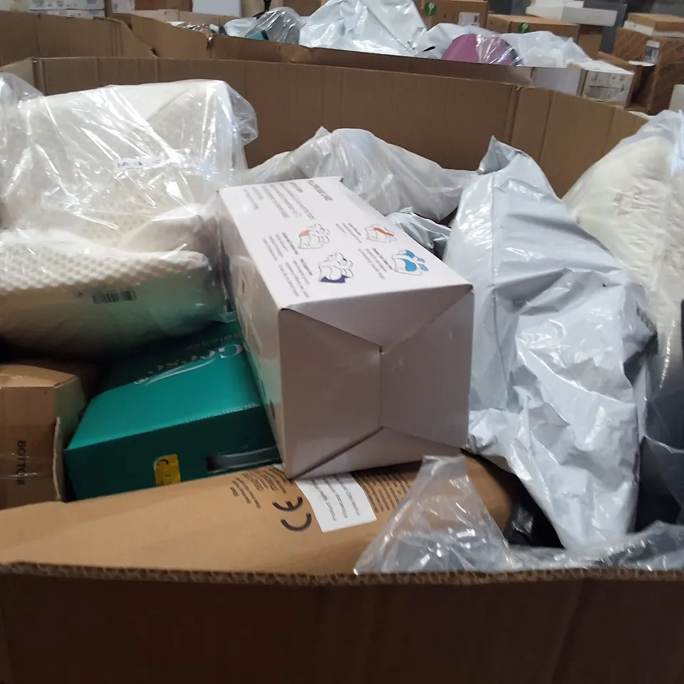 PALLET CONTAINING A LARGE QUANTITY OF PILLOWS