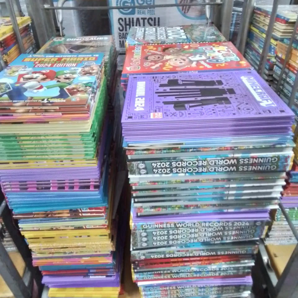CAGE OF ASSORTED 2024 ANNUALS TO INCLUDE BLUEY, COCOMELON, MINECRAFT, SUPER MARIO AND GUINESS RECORDS 