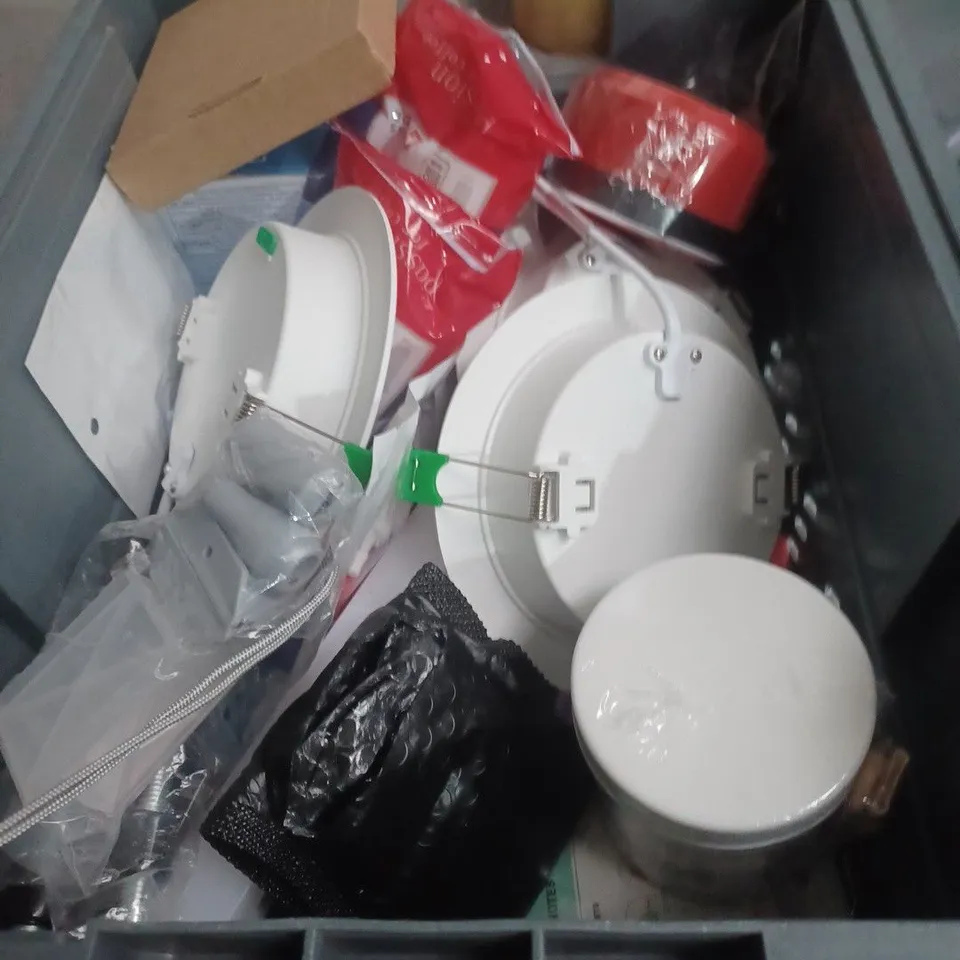 APPROXIMATELY 15 ASSORTED HOUSEHOLD ITEMS INCLUDING CARBON BLOCK FILTER , CAT EYE USB AND PICTURE HANGERS