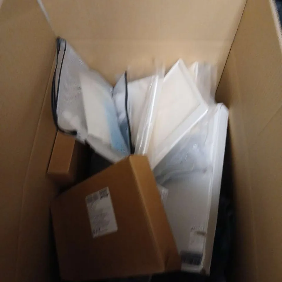 BOX OF ASSORTED HOUSEHOLD ITEMS INCLUDING FJALLRAVEN KANKEN BACK PACK AND SOCE CARRY BAG