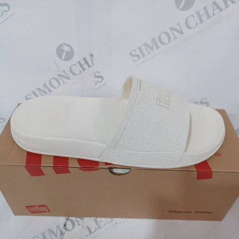 FITFLOP IQUSHION SLIDES IN CREAM - SIZE 6