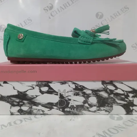 PAIR OF DESIGNER MODA IN PELLE ETHELIA GREEN SUEDE LOAFERS - SIZE 6