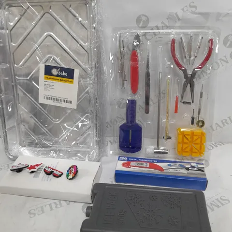 BOX OF APPROXIMATELY 15 ASSORTED ITEMS TO INCLUDE - 500G ICE PACK, BAKING TRAY, CROC CHARMS ETC