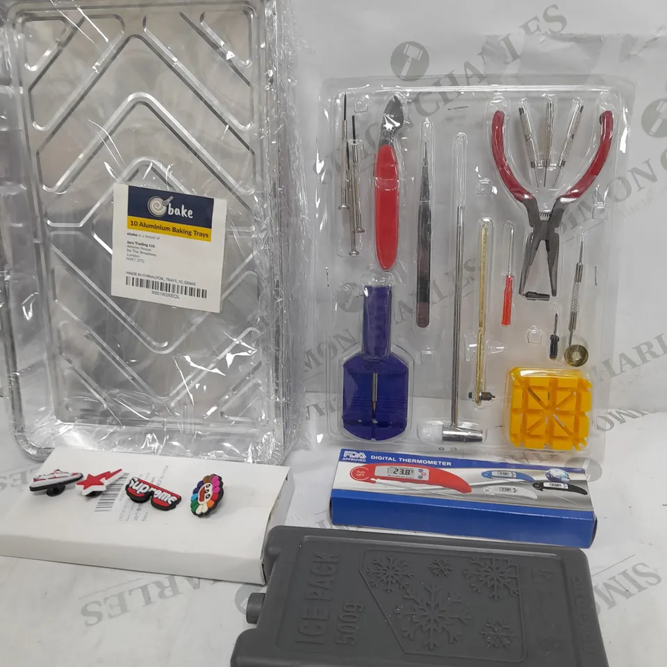 BOX OF APPROXIMATELY 15 ASSORTED ITEMS TO INCLUDE - 500G ICE PACK, BAKING TRAY, CROC CHARMS ETC