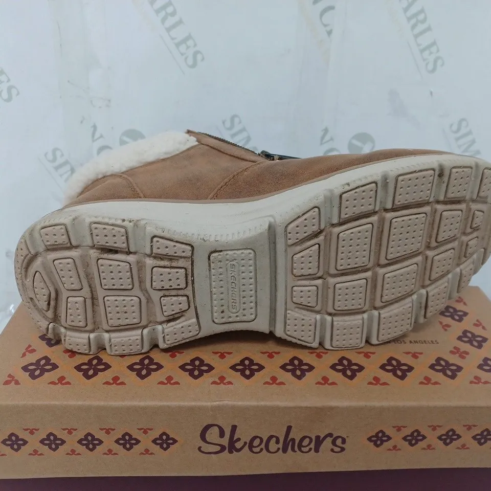 BOXED PAIR OF SKECHERS EASY GOING WATER RESISTANT BOOTS IN CHESTNUT SIZE 8