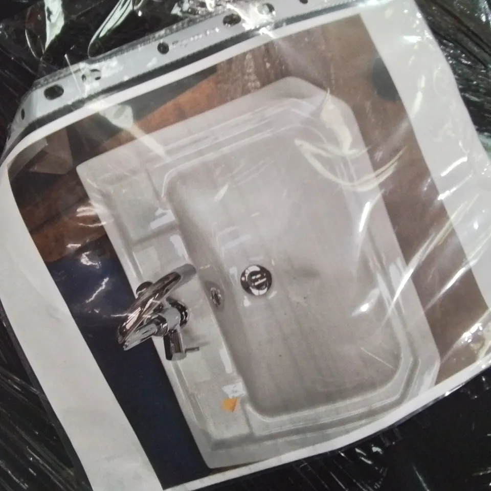 PALLET OF ASSORTED BATHROOM CABINETS AND FITTINGS 