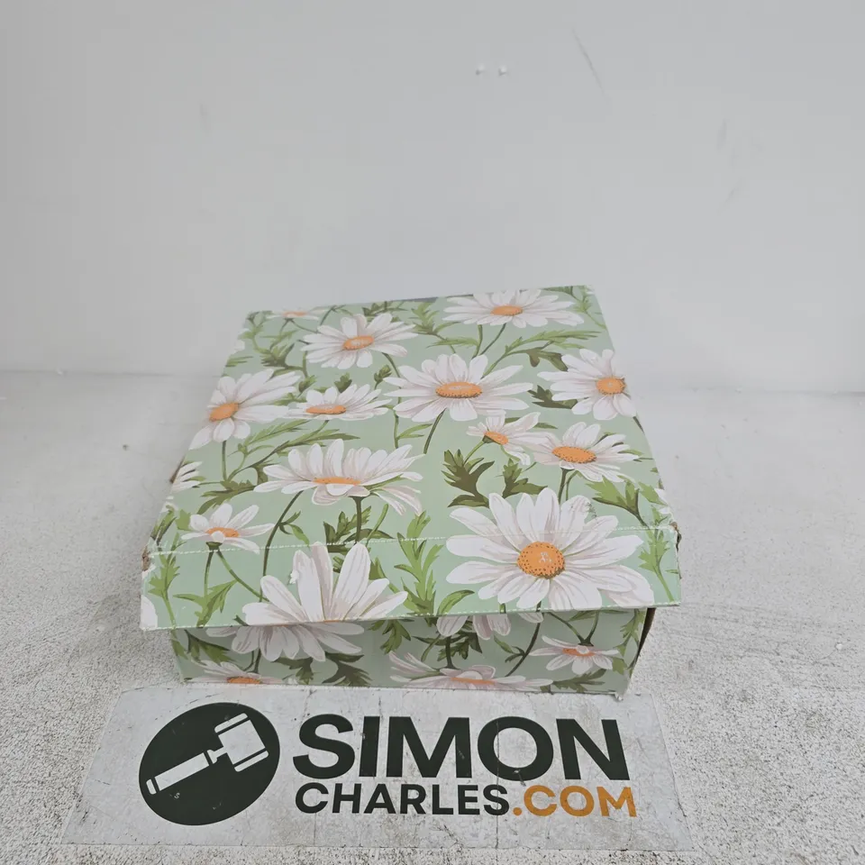 DAISY-PRINT THROW BLANKET IN FLORAL GIFT BOX