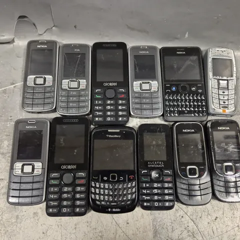 APPROXIMATELY 12 ASSORTED PHONES TO INCLUDE NOKIA RM-543, BLACKBERRY CURVE, ALCATEL, ETC