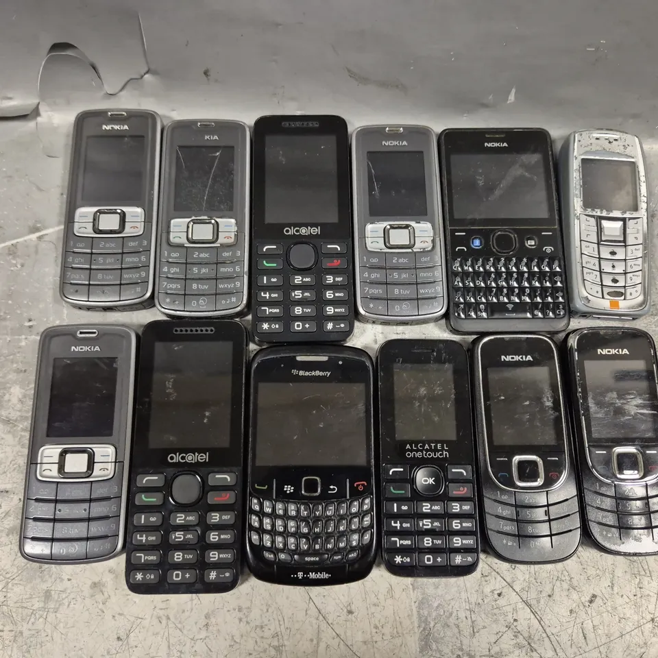 APPROXIMATELY 12 ASSORTED PHONES TO INCLUDE NOKIA RM-543, BLACKBERRY CURVE, ALCATEL, ETC