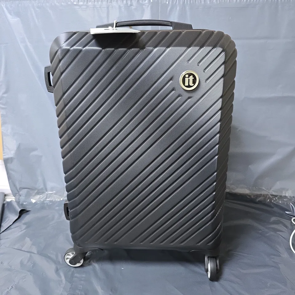 IT LUGGAGE RECLINE BLACK CABIN SUITCASE