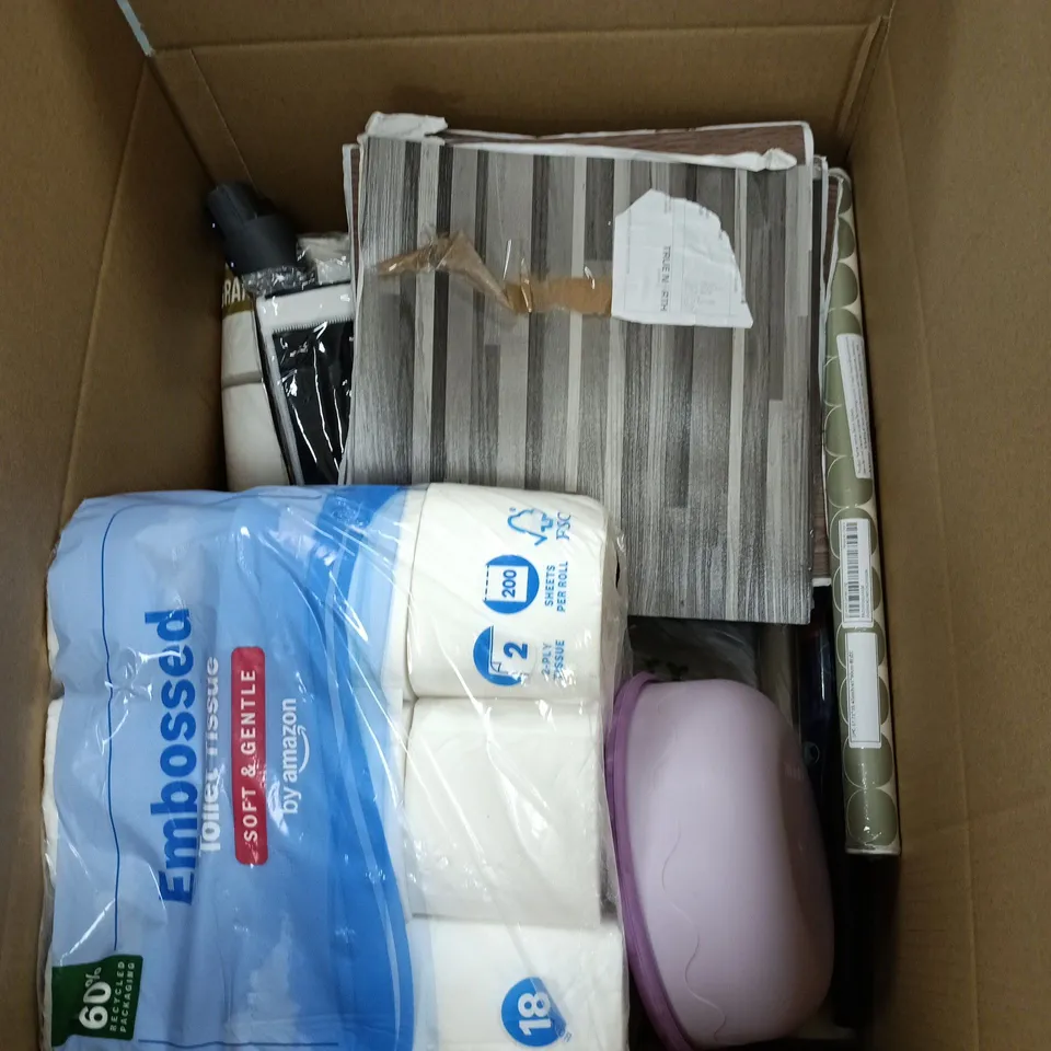 BOX OF APPROXIMATELY 25 ASSORTED ITEMS INCLUDING TRFFI GLOVES, A DOANLD TRUMP TOILET BRUSH AND EMBOSSED TOILET TISSUE BY AMAZON