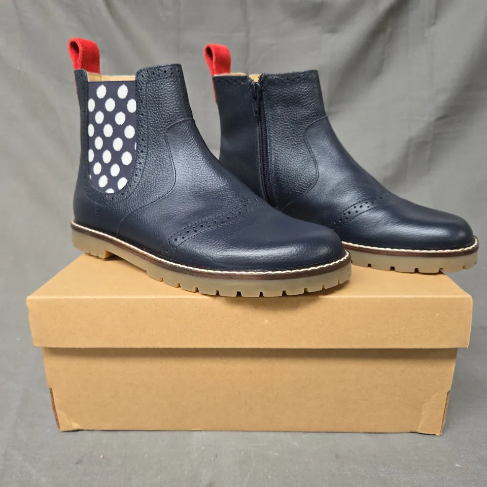 BOXED PAIR OF MINI BODEN KID'S CHELSEA BOOTS IN NAVY EU SIZE 35