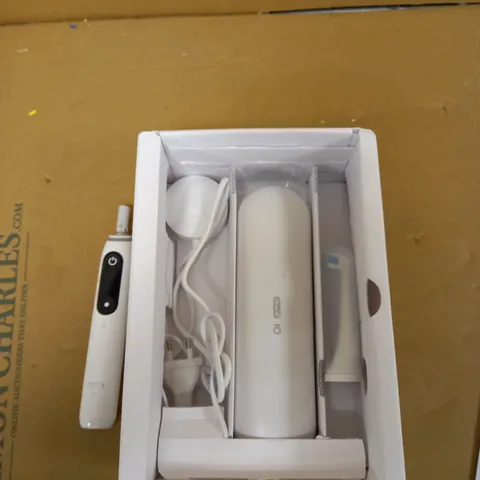 ORAL-B IO7 WHITE ULTIMATE CLEAN ELECTRIC TOOTHBRUSH WITH CARRY CASE