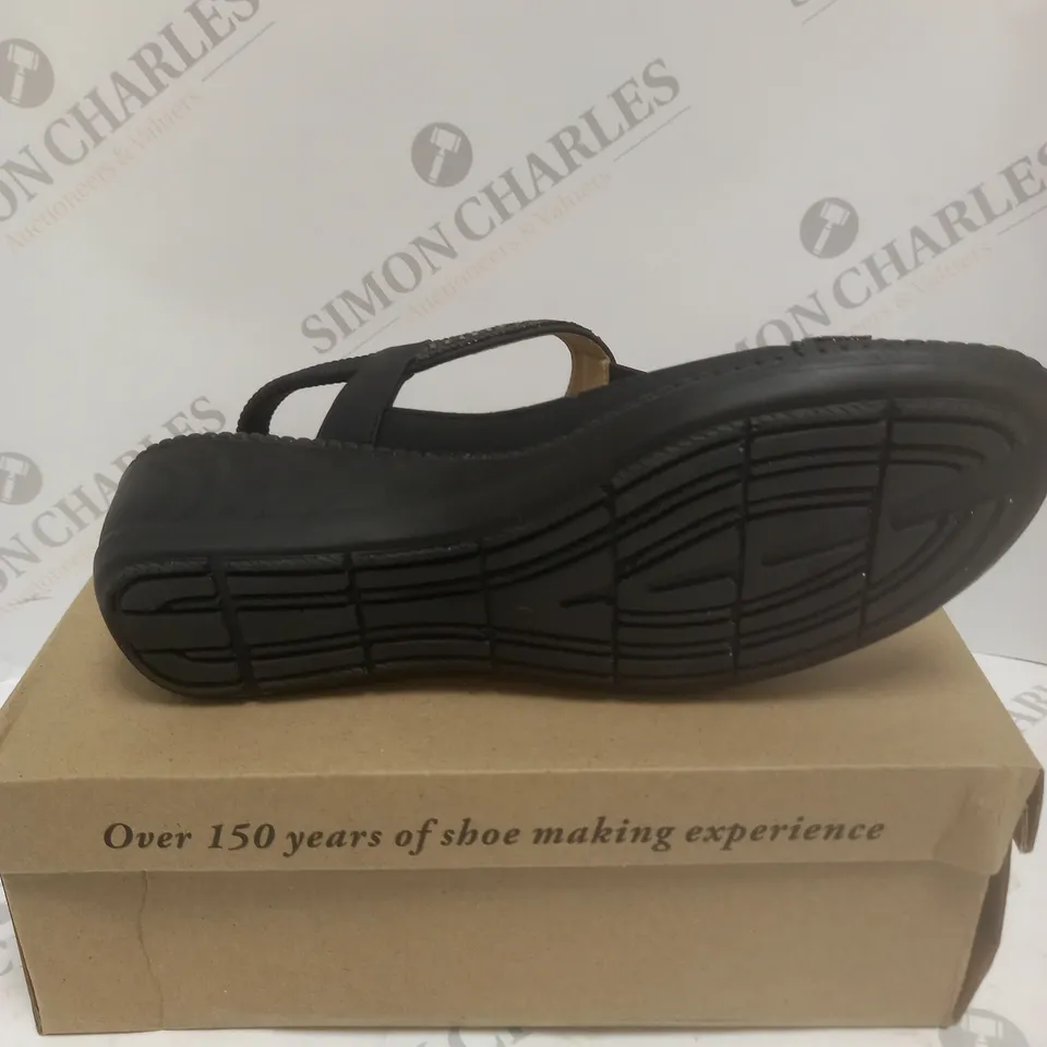 BOXED PAIR OF CUSHION WALK DIAMANTE T BAR SANDALS IN BLACK - SIZE 7
