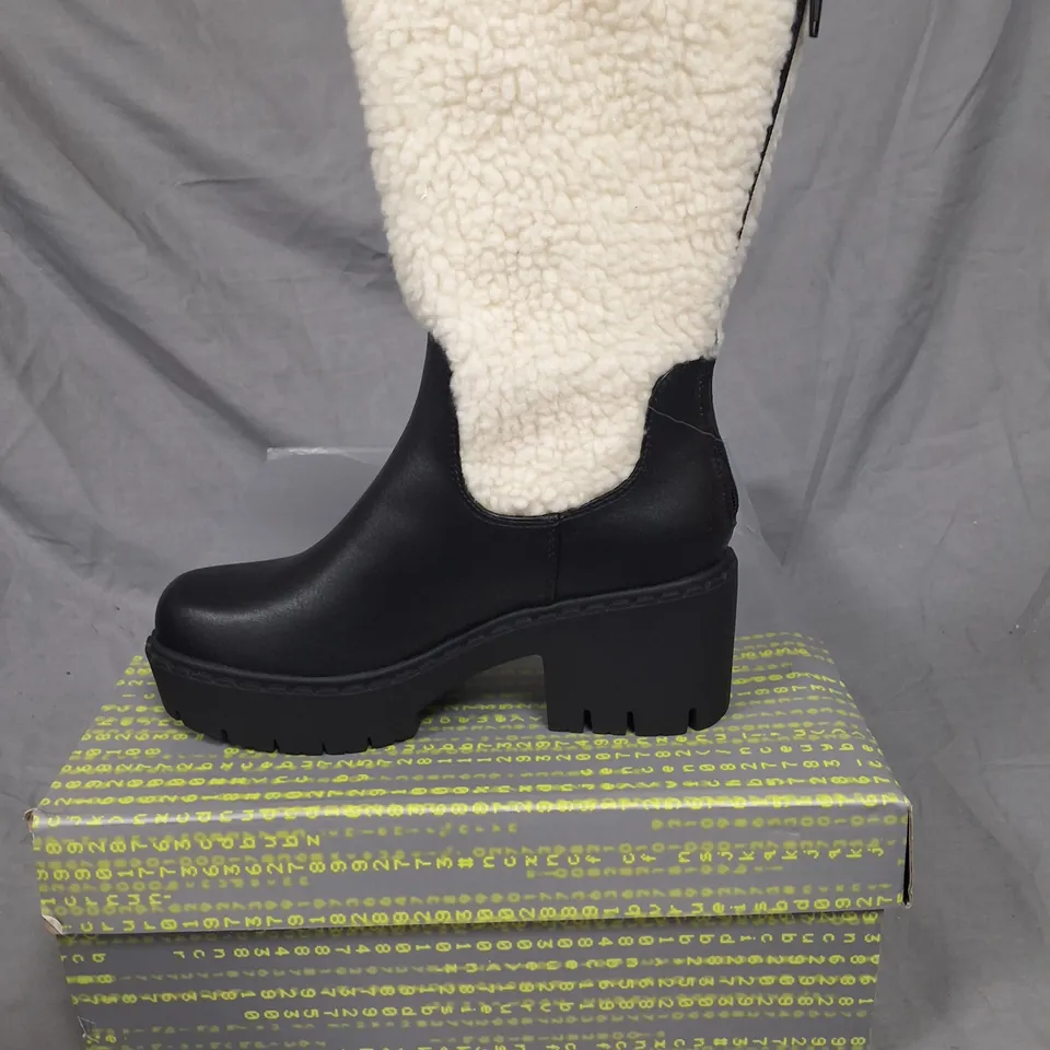PAIR OF KOI TEXEL SHEARLING SWITCH BOOTS IN BLACK SIZE UK 3