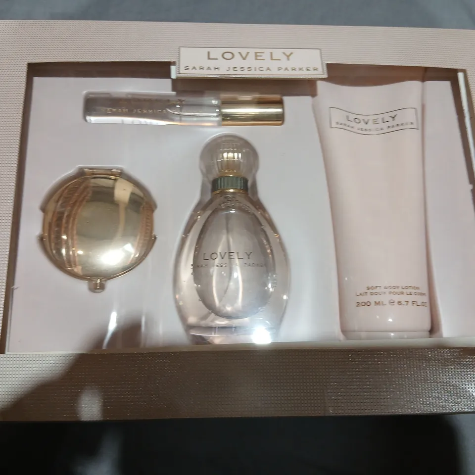 THREE LOVELY BY SARAH JESSICA PARKER GIFT SET – PERFUME BOTTLE, BODY LOTION & COMPACT