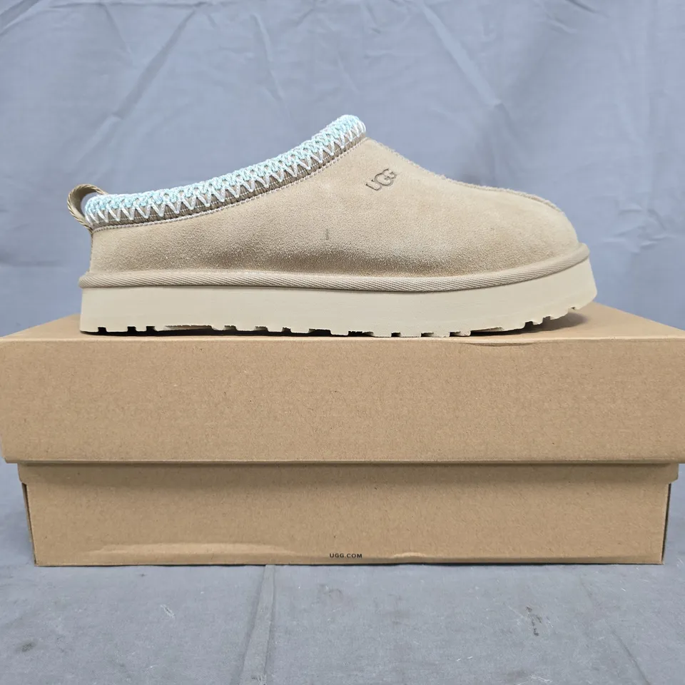 BOXED PAIR OF UGG K TAZZ SHOES IN SAND SIZE UK 4