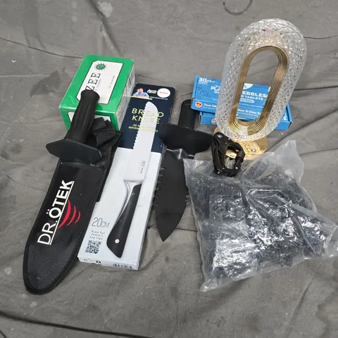 APPROXIMATELY 12 ASSORTED HOUSEHOLD ITEMS TO INCLUDE JAMIE OLIVER BREAD KNIFE, TROWEL, DISHWASHER TABLETS, ETC - COLLECTION ONLY