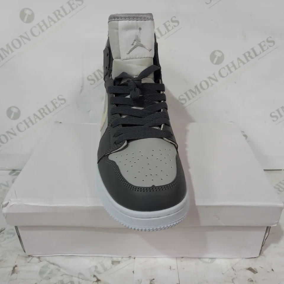 BOXED PAIR OF NIKE AIR SHOES IN GREY/WHITE UK SIZE 7