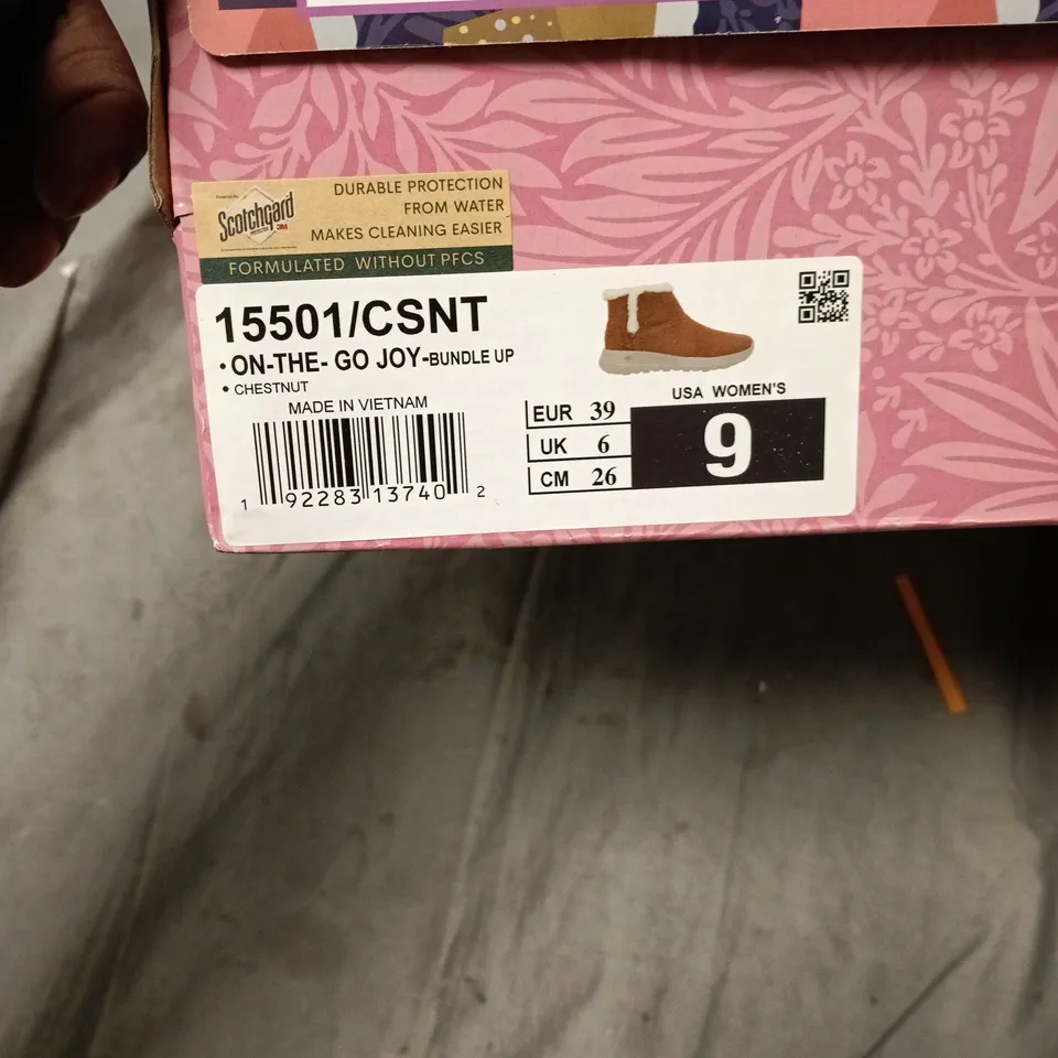 SKECHERS GOWALK BOOTS – CHESTNUT SUEDE WITH WHITE FAUX-FUR TRIM, UK 6 (US 9, EU 39)