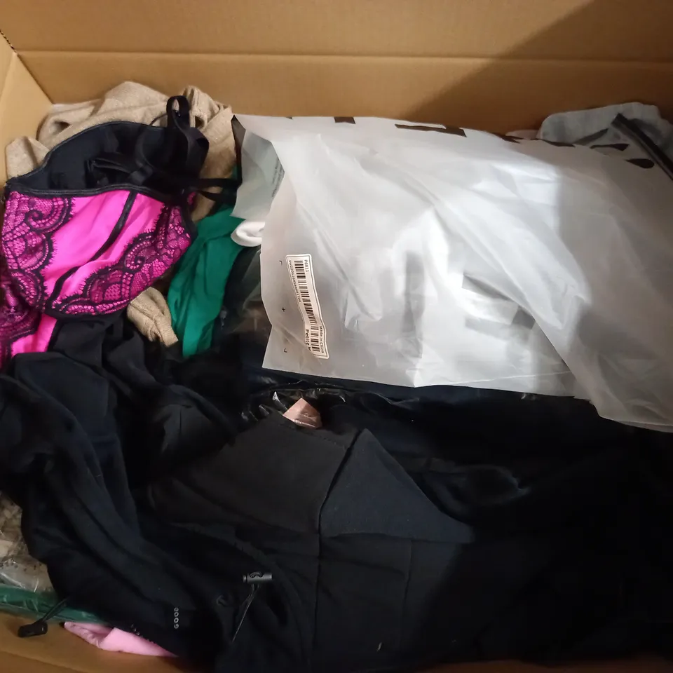 LARGE QUANTITY OF CLOTHING ITEMS TO INCLUDE INNOVATION SOCKS - FLEETWOOD TOWN FC KIT - SHEIN PANTS ECT