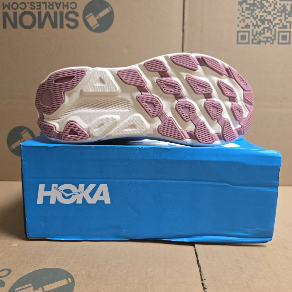 BOXED PAIR OF HOKA CLIFTON 9 TRAINERS IN PINK SIZE UK 6.5