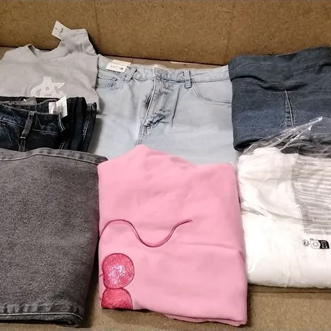 BOX CONTAINING ASSORTED MEN AND WOMENS CLOTHING INCLUDING: JUMPERS, SHORTS, JEANS ETC