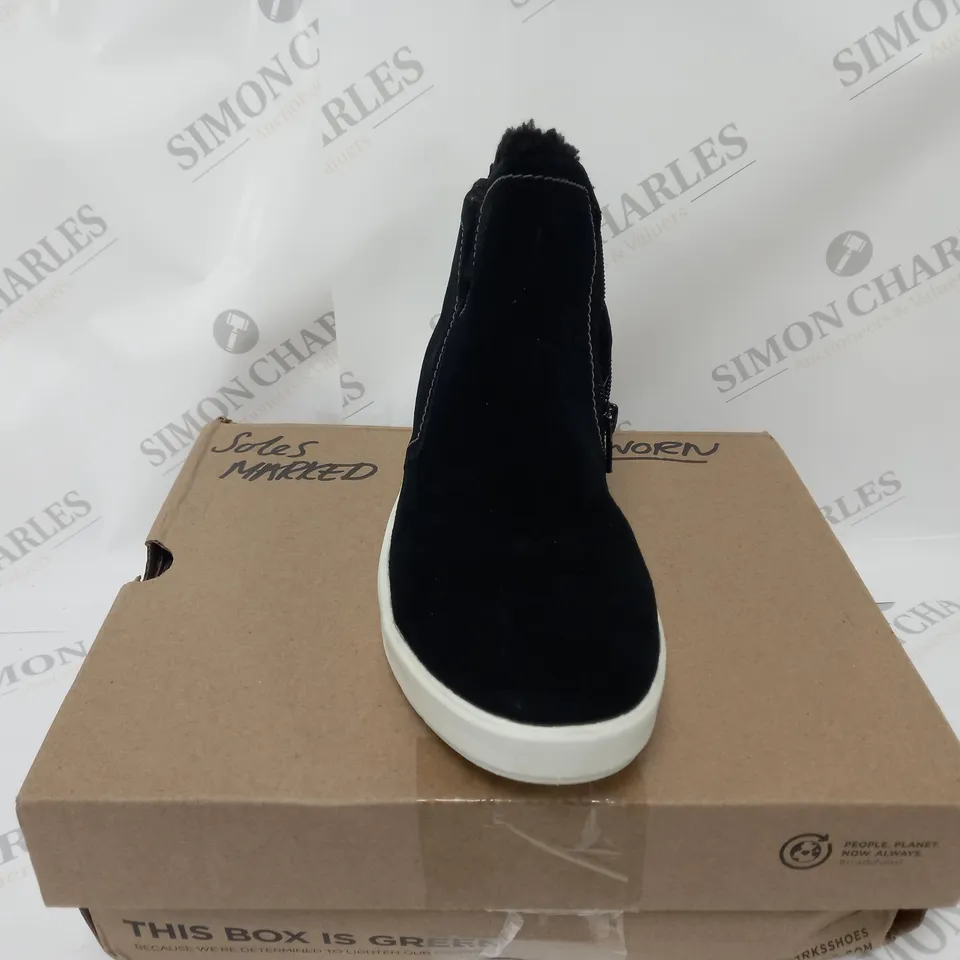 BOXED PAIR OF CLARKS LAYTON TRAINERS BLACK SIZE 6