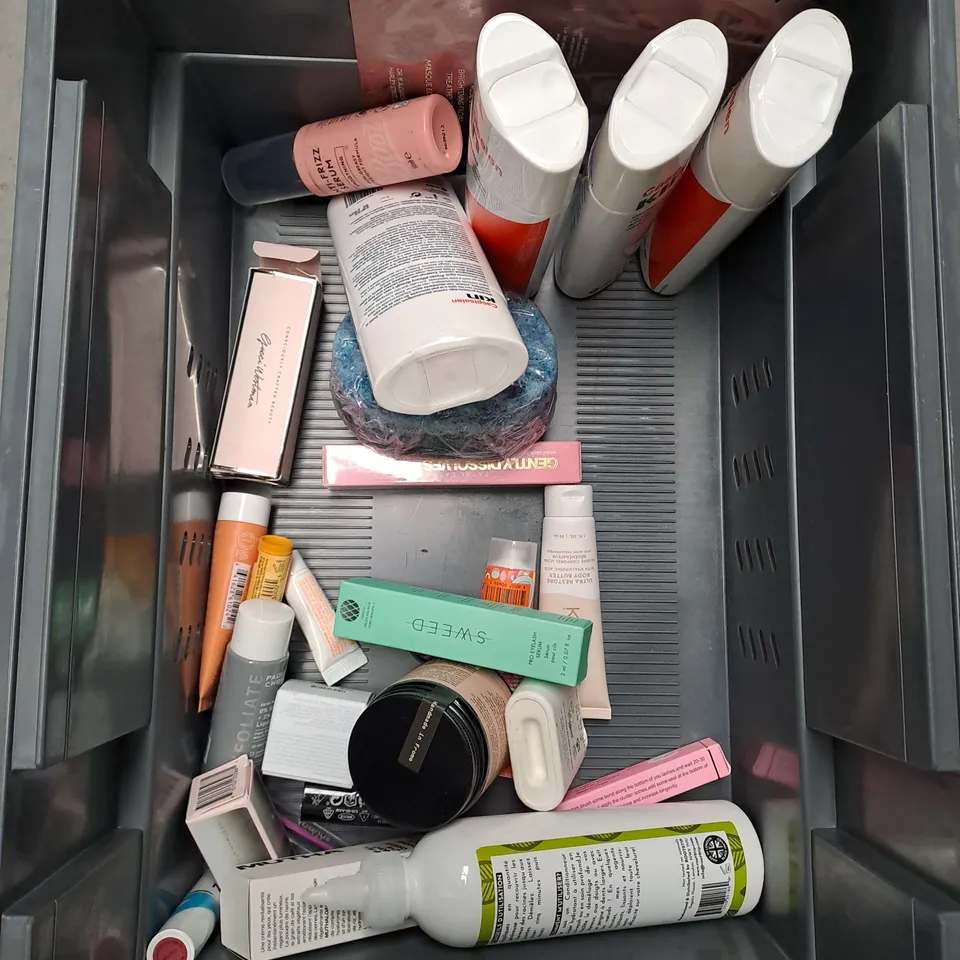 APPROXIMATELY 20 ASSORTED COSMETIC PRODUCTS TO INCLUDE WESTLAB SOOTHING SHOWER GEL, HYDRATING HAIR BUTTER AND REDKEN CONDITIONER
