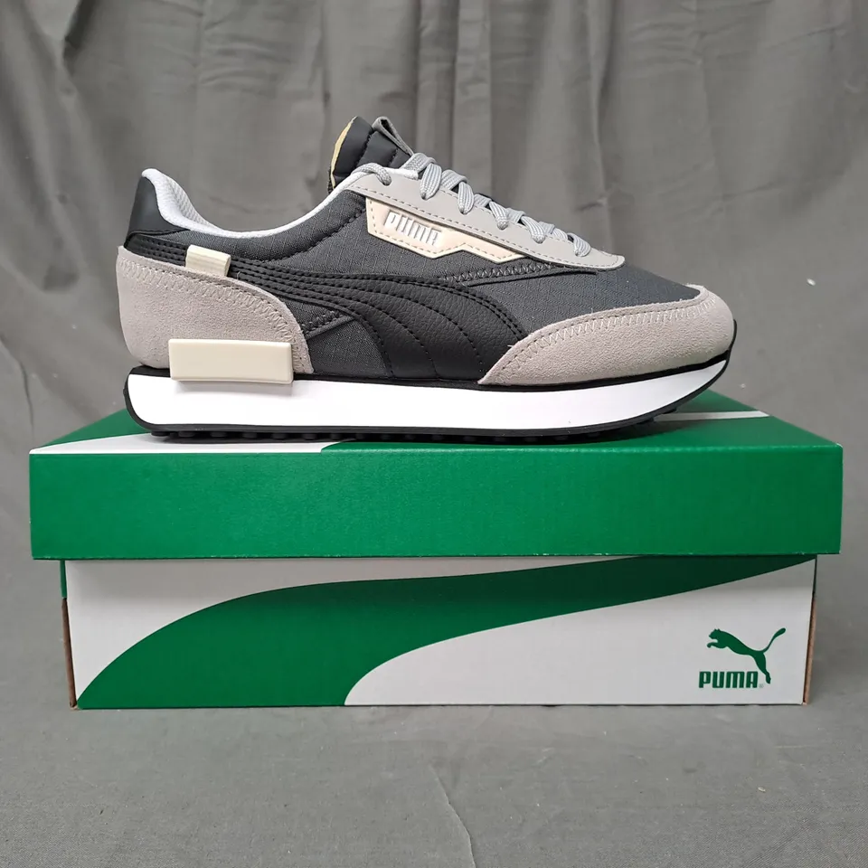 BOXED PAIR OF PUMA FUTURE RIDER PLAY ON JR SHOES IN BLACK/GREY UK SIZE 5
