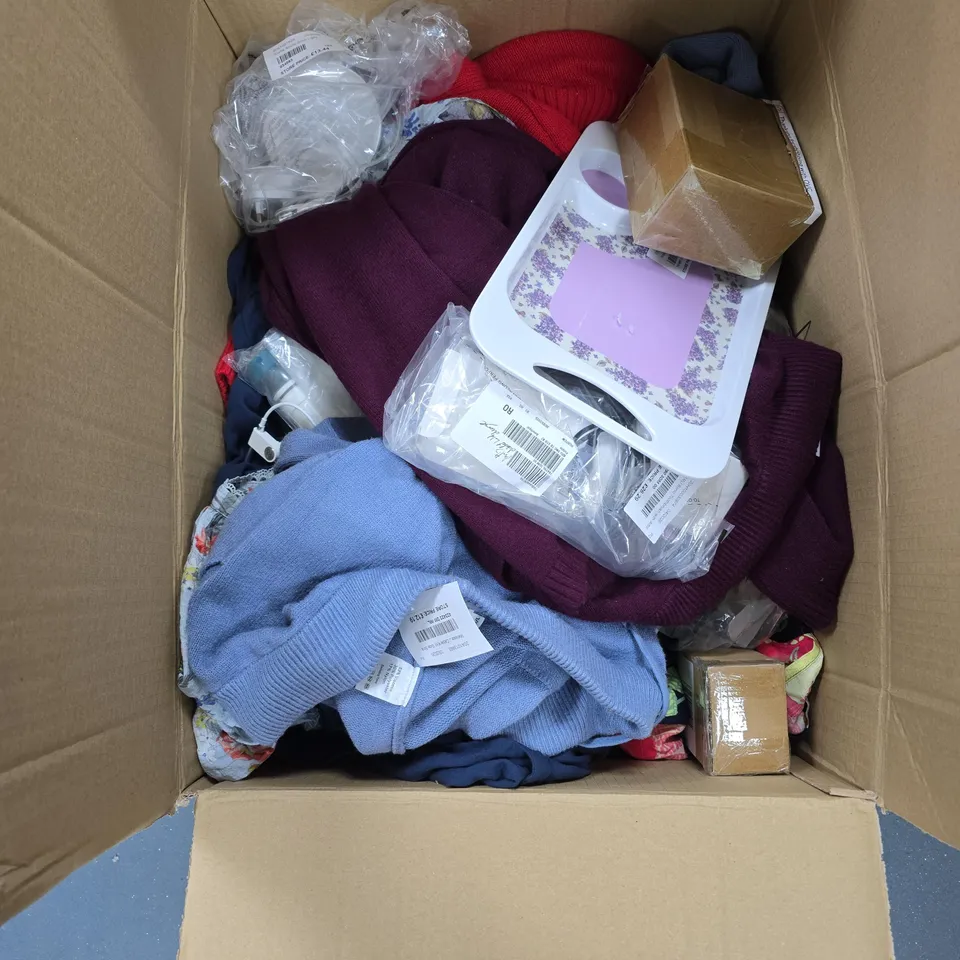 BOX OF APPROXIMATELY 15 ASSORTED ITEMS TO INCLUDE: SOLAR SECURITY FLOODLIGHT