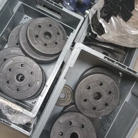 CAGE OF APPROXIMATELY 10 ASSORTED HOUSEHOLD ITEMS TO INCLUDE DUMBBELL, WEIGHTS, VICE TOOL, ETC - COLLECTION ONLY