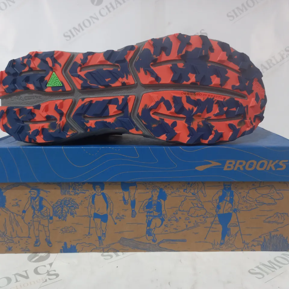 BOXED PAIR OF BROOKS CASCADIA MOUNTAIN TRAIL SHOES IN BLUE/WHITE/ORANGE UK SIZE 11