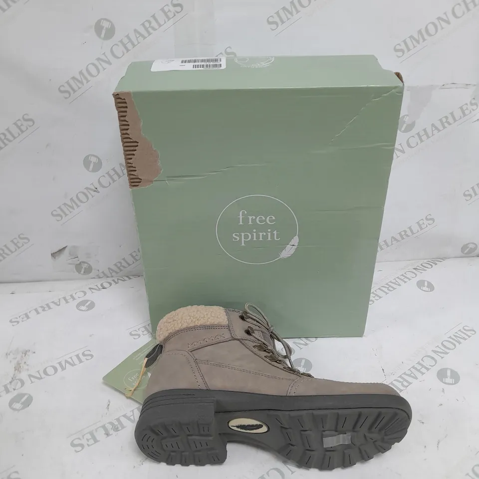 BOXED PAIR OF FREE SPIRIT SIZE 6 LEATHER LACED BOOTS IN OLIVE 