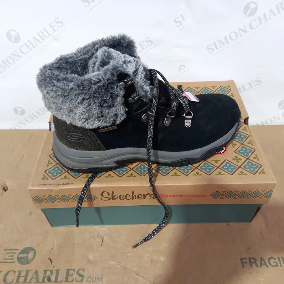BOXED PAIR OF SKECHERS BOOTS- SIZE 7